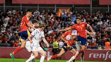 GUADALAJARA, 10/10/2025.- El delantero de la selección española sub21 Gonzalo García (d) remata para marcar su gol durante el encuentro amistoso que disputan los combinados sub21 de España y Noruega hoy viernes en el estadio Pedro Escartín de Guadalajara. EFE / Nacho Izquierdo.