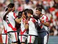 MADRID, 28/02/2026.- El delantero Jorge de Frutos (2d) celebra con sus compañeros su gol ante el Athletic Club durante el partido de Liga disputado este sábado en el estadio de Vallecas. EFE/Javier Lizón