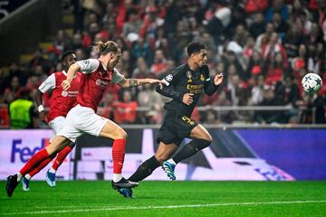 El defensor turco del Sporting Braga Serdar Saatci lucha por el bal¨®n con el centrocampista ingl¨¦s del Real Madrid Jude Bellingham.