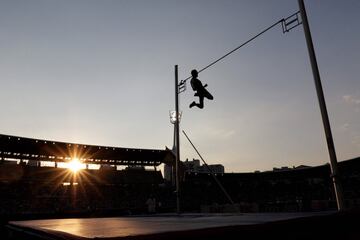 El francés Renaud Lavillenie compite el evento masculino de salto con pértiga durante la IAAF Diamond League 2018 Areva meeting en el Charlety Stadium.