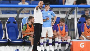 Guardiola da órdenes a Foden en el partido amistoso ante el Marinos de Yokohama de la liga japonesa.