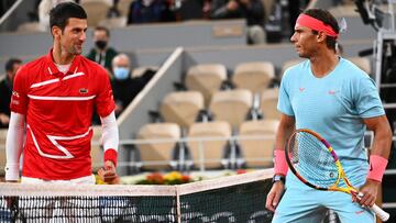El tenista serbio Novak Djokovic y el espa&ntilde;ol Rafa Nadal, antes de la final de Roland Garros 2020.