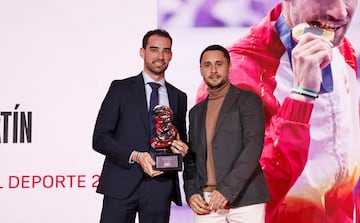 Premio Olímpico As del Deporte 2024 Álvaro Martín, medalla de oro en los Juegos Olímpicos de París. En la imagen el atleta posa con David Sanchidrián, director del HuffPost.