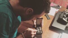 Nibali muestra sus dotes como reparador de celulares