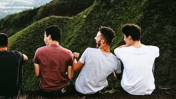 Los expertos en amistad alertan de la aparición del ‘amigo flotador’: un riesgo al envejecer