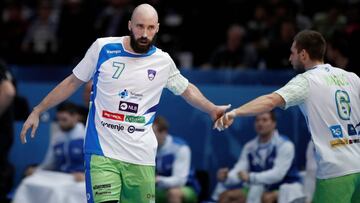 Vid Kavticnik, con el siete, lateral zurdo de Eslovenia.