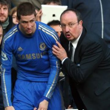 Rafael Benitez habla con Fernando Torres durante el partido de la Premier entre el CHelsea y el West Brom el 2 de marzo.