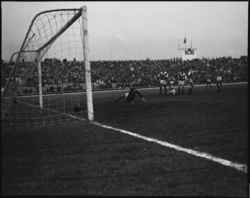 El 10 de agosto de 1938 se inauguró el Estadio Nemesio Camacho El Campín. Así se veía el estadio en la época del Dorado.