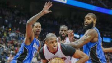 Channing Frye y Kyle O'Quinn rodean a Al Horford.