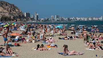 ALICANTE, SPAIN - 2025/05/02: Tourists and locals enjoy a warm spring day with high temperatures in El Postiguet Beach. (Photo by Marcos del Mazo/LightRocket via Getty Images)