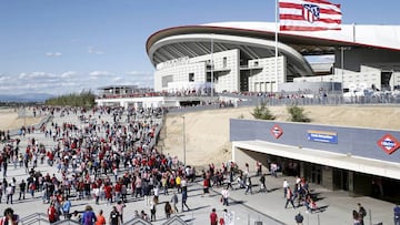 La afici&oacute;n del Atl&eacute;tico, saliendo del Metro y llenando los alrededores del Wanda Metropolitano durante un partido de LaLiga de la temporada pasada.