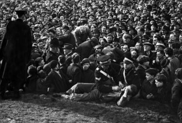 Pero iba a tornarse en todo lo contrario. Aunque la capacidad del campo era de 60.000 personas, a la hora del comienzo se presentaron 85.000. 