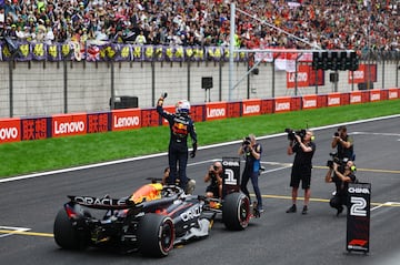 Max Verstappen celebra su victoria en el GP de China.