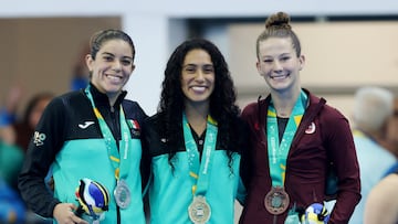 Pan-Am Games - Santiago 2023 - Diving - Centro Acuatico, Santiago, Chile - October 21, 2023 Gold medallist Mexico's Gabriela Agundez celebrates on the podium with her medal after winning the women's 10m platform final alongside Silver medallist Mexico's Alejandra Orozco and Bronze medallist Canada's Caeli McKay REUTERS/Luisa Gonzalez