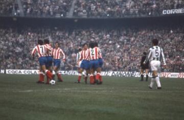 Los jugadores celebran uno de los goles de Orozco. 