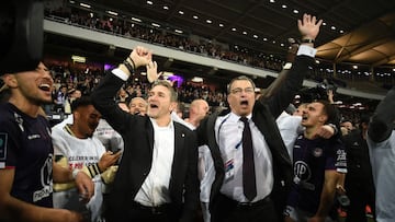 Toulouse&#039;s French coach Philippe Montanier (L) and Toulouses&#039;s president Damien Comolli celebrate their victory and promotion back to Ligue 1 after during the French L2 football match between Toulouse (TFC) and Chamois Niortais FC (Niort) at Le 