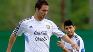 <strong>HIGUAÍN, ENTRE ALGODONES.</strong>