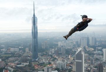 Impresionantes imágenes del Salto Internacional de la Torre en Kuala Lumpur