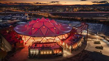 Vista exterior del anti-centro comercial y de ocio &#039;X Madrid&#039; iluminado en rojo. En Alcorc&oacute;n. 
 
 MERLIN PROPERTIES
 18/11/2019 