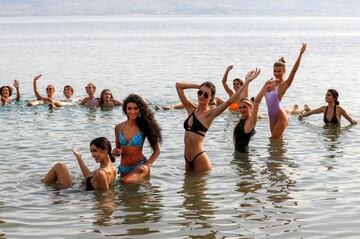 Las participantes de Miss Universo visitan el Mar Muerto cerca de Jericó, Cisjordania.