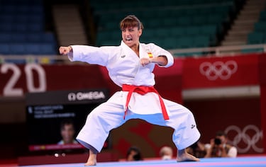 Sandra Sánchez hace una posición durante la final de kata.