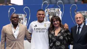 El padre de Mbappé, Kylian, su madre y el presidente Florentino Pérez, en la presentación del jugador francés en el Bernabéu.