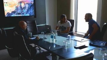 Jorge Sampaoli y Sebasti&aacute;n Beccacece durante su reuni&oacute;n con Gonzalo Higua&iacute;n.