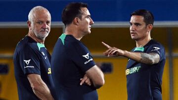 Tim Cahill, con Graham Arnold.