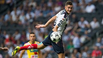 El defensa mexicano sufrió un duro golpe durante el partido ante el Árabe Unido en la Concacaf Liga de Campeones.