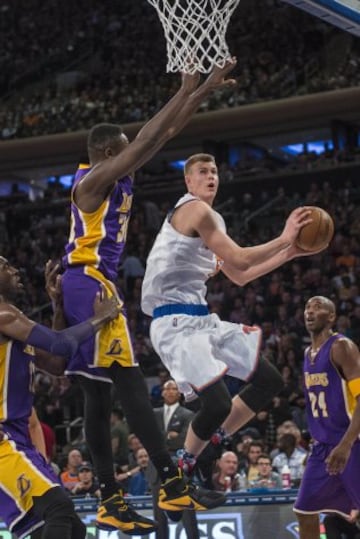 Kristaps Porzingis de los Knicks lanza ante Julius Randle.