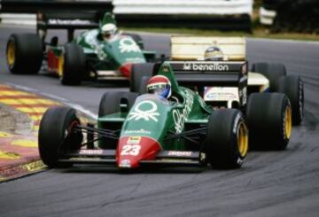 1985. Eddie Cheever pilotando el Benetton Team Alfa Romeo 184TB Turbo, seguido por Thierry Boutsen y su compañero de equipo Riccardo Patrese.