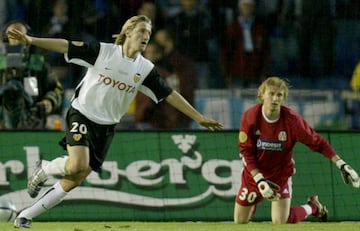 Mista celebra el gol anotado ante el Olympique de Marsella durante la final de la Copa de la UEFA en 2004.