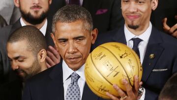 Barack Obama, junto a los jugadores de los San Antonio Spurs.