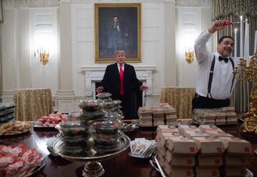 Debido al cierre parcial del gobierno estadounidense, que ha dejado sin chefs a la Casa Blanca, Donald Trump ha recibido con comida rápida al equipo campeón de Fútbol Americano Universitario Clemson Tigers.