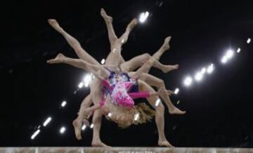 Olivia Vivian de gimnasia artística en los Juegos de la Commonwealth de 2014 en Glasgow. Fotografía tomada con la función de exposición múltiple.