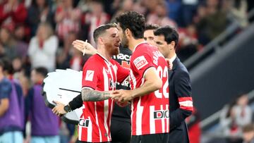 BILBAO, 11/05/2024.- Los jugadores del Athletic Iker Muniain (i) y Raúl García durante el partido de la jornada 35 de LaLiga que Athletic de Bilbao y Atlético Osasuna disputan hoy sábado en San Mamés. EFE/Luis Tejido
