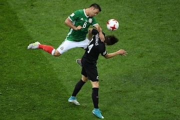 Marco Fabián lucha con Ryan Thomas.