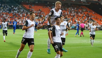 Cheryshev y Wass celebran el gol de penalti de Carlos Soler. 