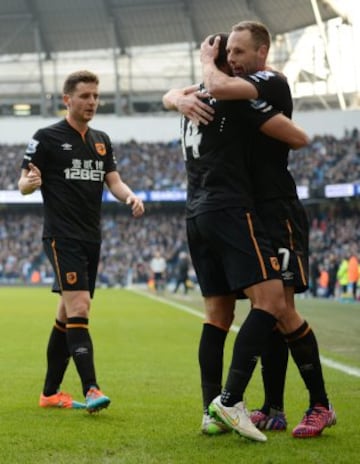 Manchester City sólo salvó un empate en la agonía ante Hull City.

