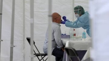 Una sanitaria le realiza un frotis bucal a un vecino de Ordizia en una de las carpas instaladas en el parque Barrena por el Ayuntamiento de Ordizia para realizar test ante el posible brote de COVID-19