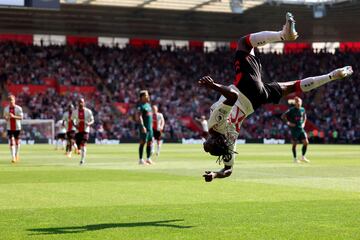 Southampton y Liverpool protagonizaron ayer un disputado partido en la última jornada de la Premier League, en el que pudieron verse hasta ocho goles (4-4). El centrocampista ghanés Kamaldeen Sulemana, quien tuvo un destacado papel en el encuentro, celebró con un espectacular mortal su segundo tanto en el St Marys Stadium.