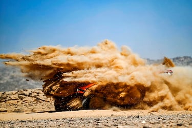 Todos los integrantes del vivac de Bisha del Rally Dakar han sufrido durante los primeros días de carrera diversas tormentas de arena que ha complicado más aún su labor en Arabia, pero, como se aprecia en la imagen, hay a quienes esa arena les ha impedido, literalmente, la visión desde sus vehículos durante la etapa 1.
