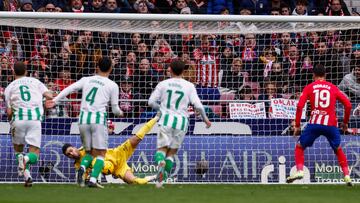 Morata falla desde el punto de penalti contra el Betis.