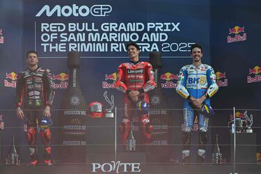 Marc Márquez, Marco Bezzecchi y Álex Márquez en el podio del Gran Premio de San Marino de MotoGP.