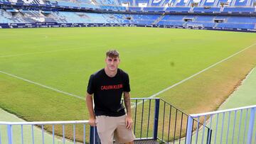 Roberto posa para As en La Rosaleda.