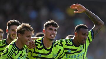 Bournemouth (United Kingdom), 30/09/2023.- Kai Havertz of Arsenal (C) celebrates with his teammates after scoring the 0-3 goal from the penalty spot during the English Premier League soccer match between AFC Bournemouth and Arsenal FC, in Bournemouth, Britain, 30 September 2023. (Reino Unido) EFE/EPA/VINCE MIGNOTT EDITORIAL USE ONLY. No use with unauthorized audio, video, data, fixture lists, club/league logos or 'live' services. Online in-match use limited to 120 images, no video emulation. No use in betting, games or single club/league/player publications.