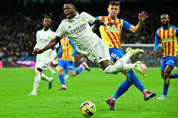 Patadón tremendo a destiempo sobre Vinicius de Paulista, que termina con la expulsión del central del Valencia.