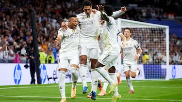 MADRID, SPAIN - NOVEMBER 01: Kylian Mbappe of Real Madrid celebrates after scoring their side's first goal from the penalty spot with his teammates during the LaLiga EA Sports match between Real Madrid CF and Valencia CF at Estadio Santiago Bernabeu on November 01, 2025 in Madrid, Spain. (Photo by Alvaro Medranda/Quality Sport Images/Getty Images)