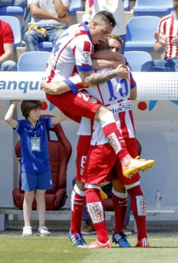 Jose María Gimenez celebrando el gol 2-2 de Torres