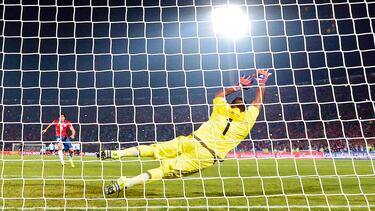 Chile's midfielder Matias Fernandez scores against Argentina during the penalty shootout of the 2015 Copa America football championship final, in Santiago, Chile, on July 4, 2015. AFP PHOTO / JUAN MABROMATA
FBL-COPAM2015-ARG-CHI